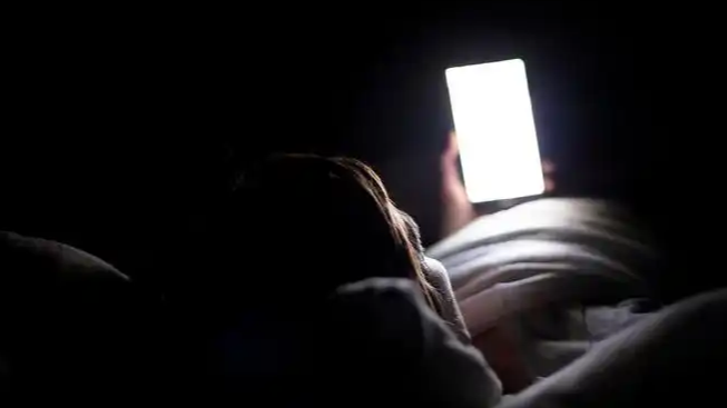 关灯侧躺刷手机 毁眼睛热搜配图