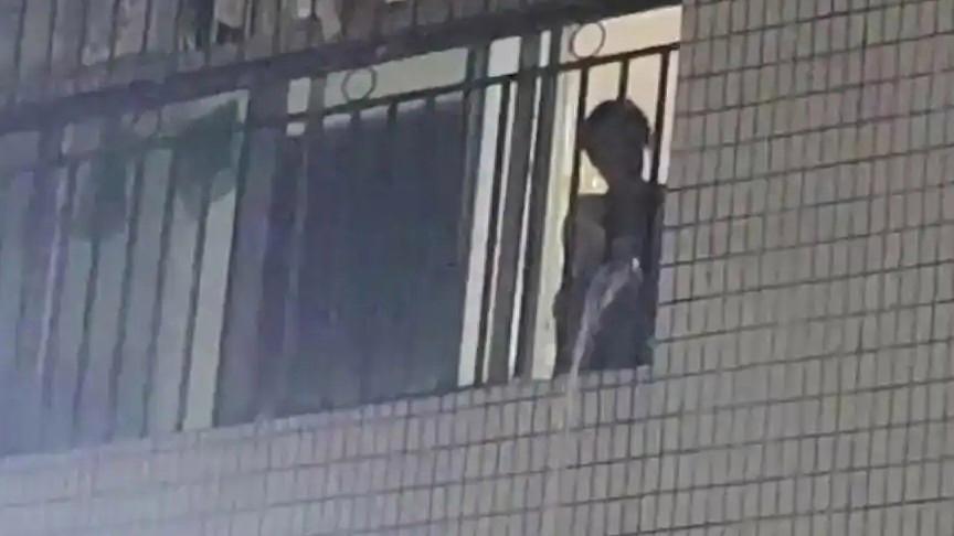 食客路边摊吃饭太吵 二楼业主喷水热搜配图