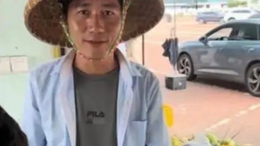 “一抬头以为梁朝伟给我挑水果”热搜配图